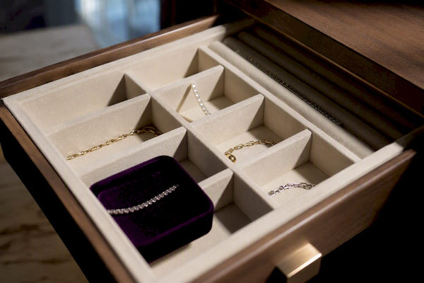 Lined drawer organizing daily jewelry pieces
