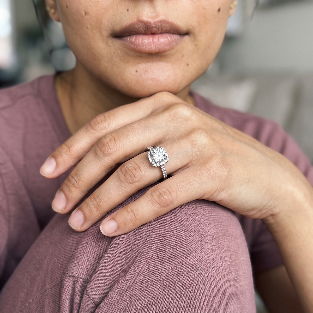 Château-d’Oex Ring worn by model