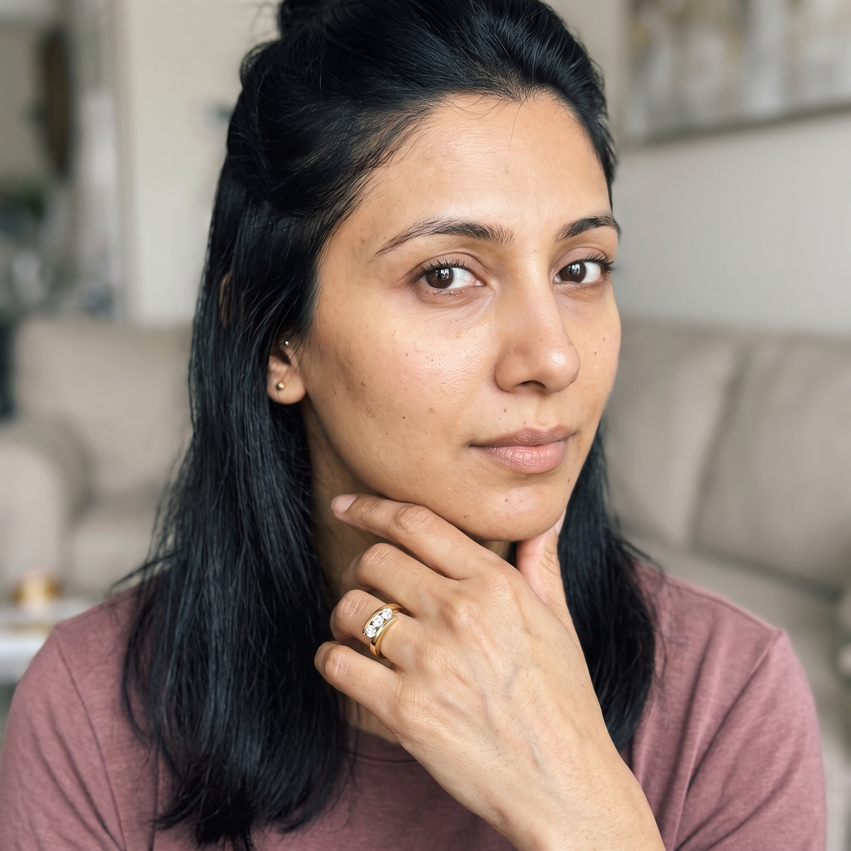 Evolène Ring worn by model