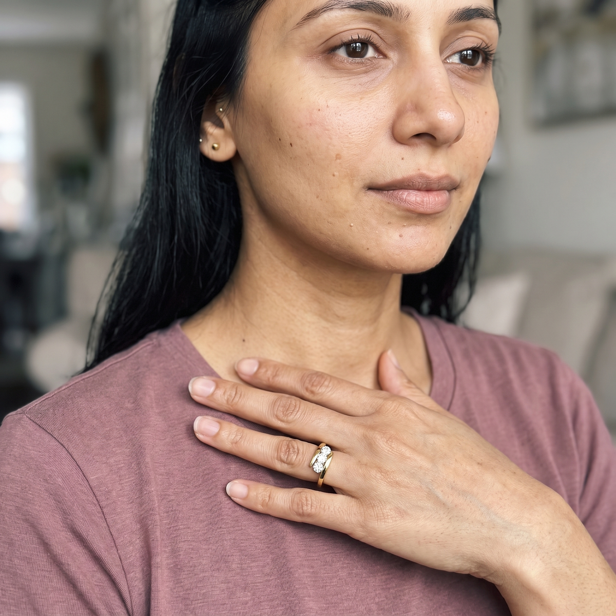 Evolène Ring worn by model